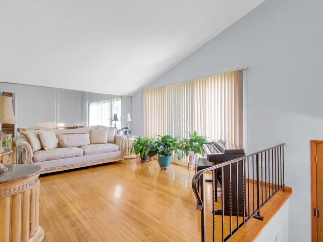 18 E 155th Place, South Holland, IL 60473