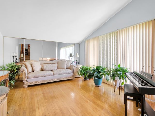 18 E 155th Place, South Holland, IL 60473