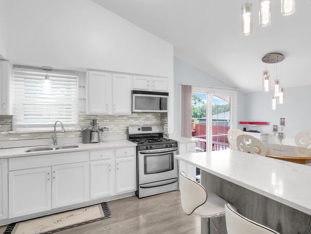 18 E 155th Place, South Holland, IL 60473