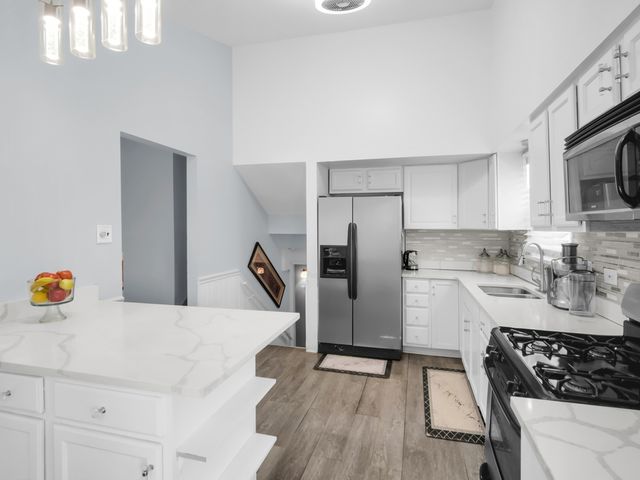 18 E 155th Place, South Holland, IL 60473