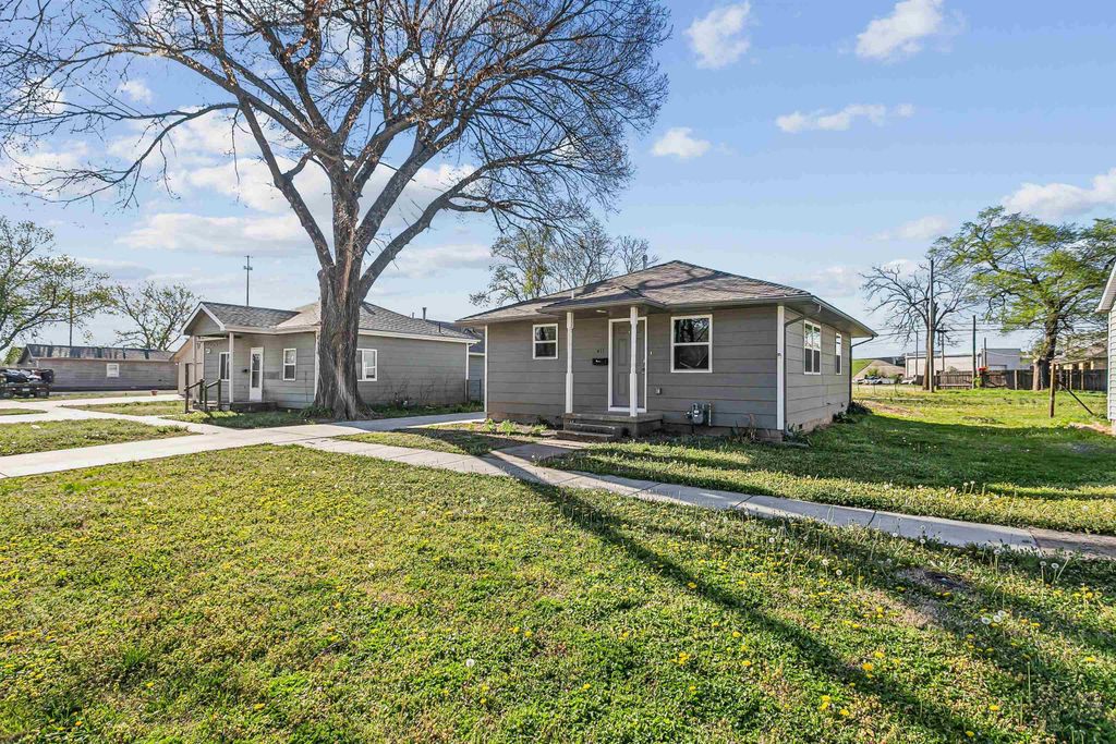411 E Clark, Augusta, KS 67010