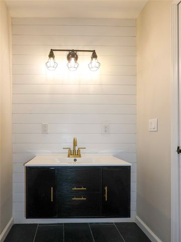 355 NW Aurora Avenue, Des Moines, IA 50313