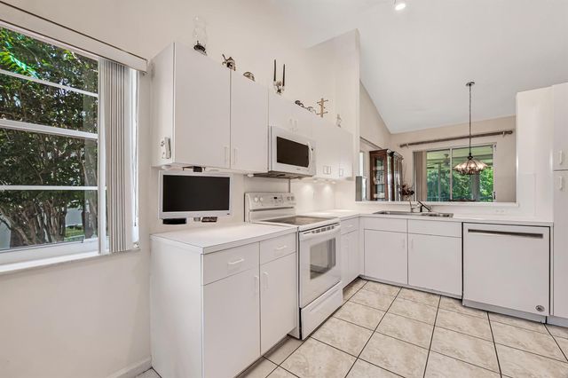 7027 Summer Tree Drive 201, Boynton Beach, FL 33437