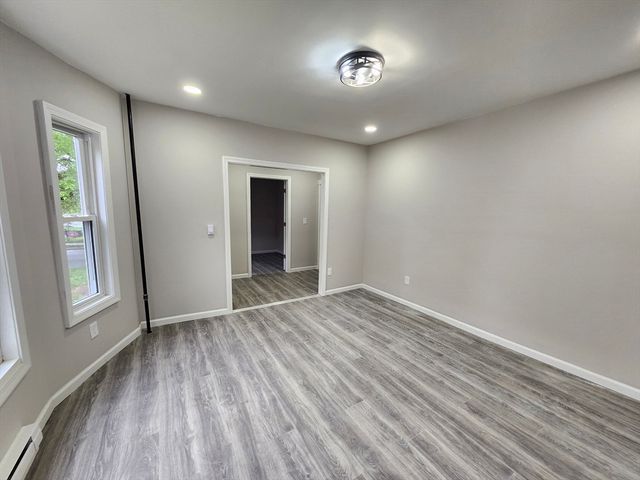 179 Sargeant St, Holyoke, MA 01040