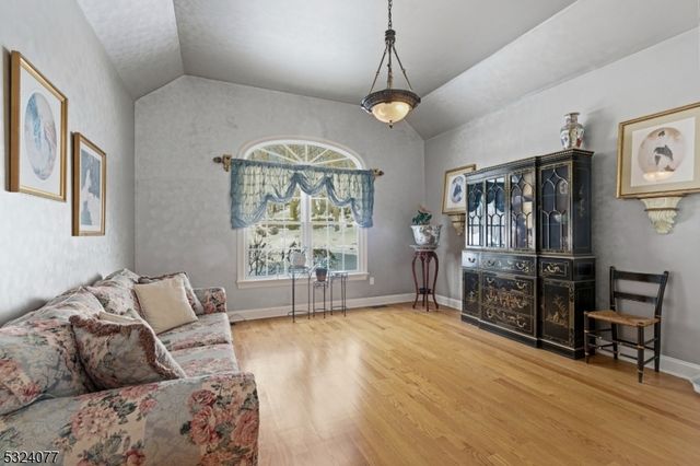 4 Deer Trail Rd, Kinnelon Boro, NJ 07405