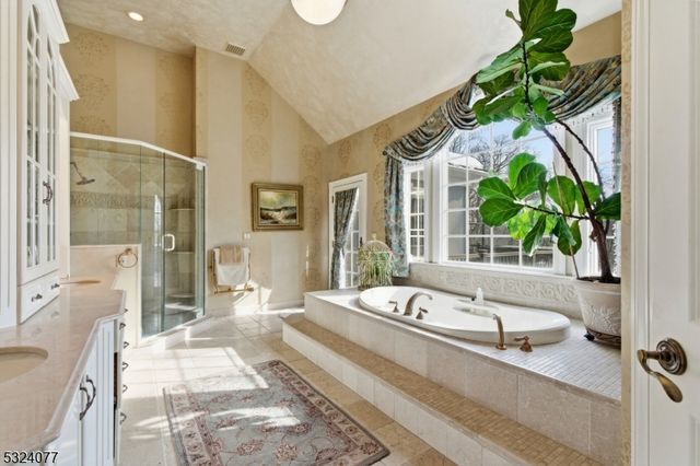 4 Deer Trail Rd, Kinnelon Boro, NJ 07405