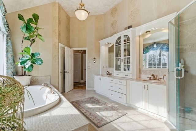 4 Deer Trail Rd, Kinnelon Boro, NJ 07405