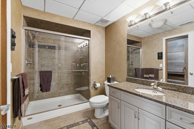 4 Deer Trail Rd, Kinnelon Boro, NJ 07405