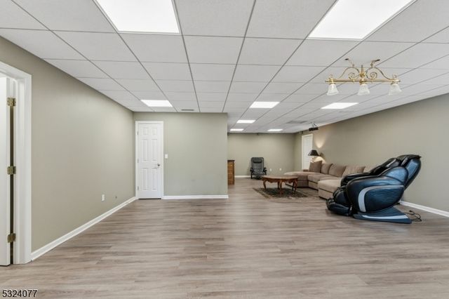 4 Deer Trail Rd, Kinnelon Boro, NJ 07405