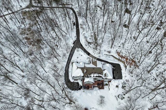 4 Deer Trail Rd, Kinnelon Boro, NJ 07405