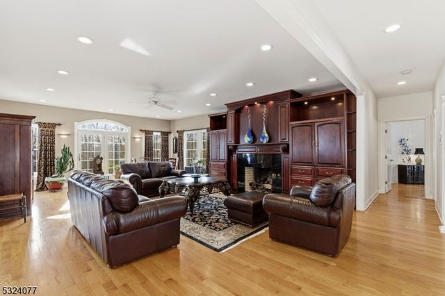 4 Deer Trail Rd, Kinnelon Boro, NJ 07405