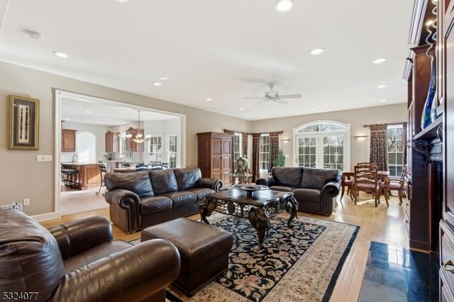 4 Deer Trail Rd, Kinnelon Boro, NJ 07405