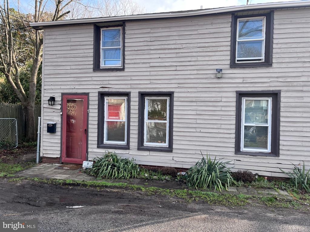 1 WOODS ALY, Mount Holly, NJ 08060