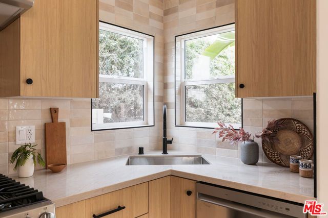 3150 Madera Avenue, Los Angeles, CA 90039