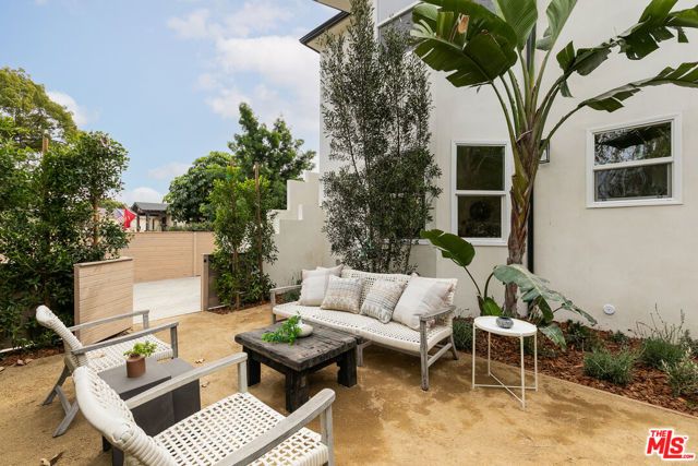 3150 Madera Avenue, Los Angeles, CA 90039