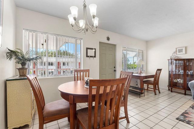 3160 LAKE OSBORNE Drive Bldg 6 Unit 206, Lake Worth Beach, FL 33461