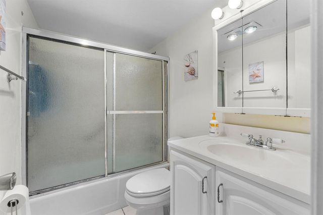 3160 LAKE OSBORNE Drive Bldg 6 Unit 206, Lake Worth Beach, FL 33461