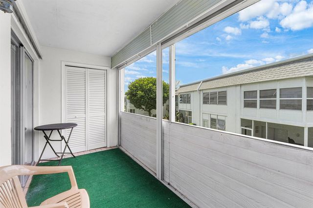 3160 LAKE OSBORNE Drive Bldg 6 Unit 206, Lake Worth Beach, FL 33461