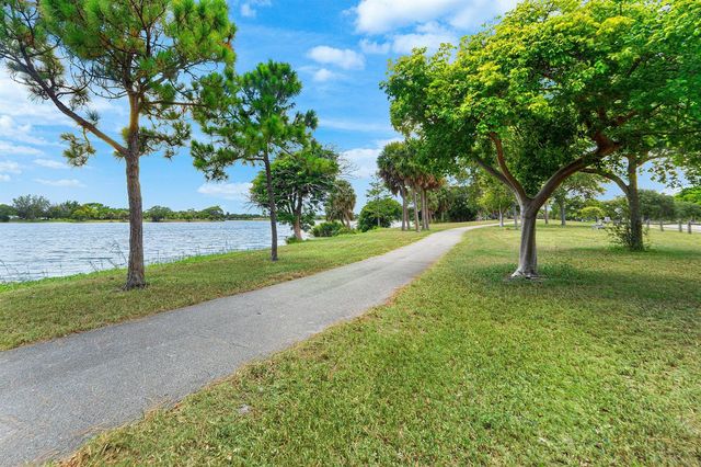 3160 LAKE OSBORNE Drive Bldg 6 Unit 206, Lake Worth Beach, FL 33461