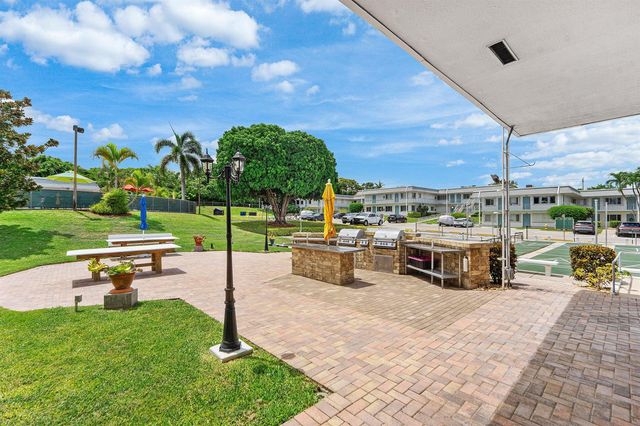3160 LAKE OSBORNE Drive Bldg 6 Unit 206, Lake Worth Beach, FL 33461