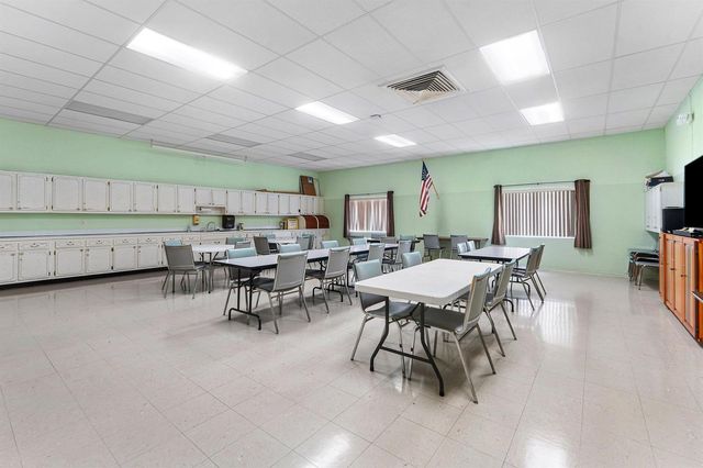 3160 LAKE OSBORNE Drive Bldg 6 Unit 206, Lake Worth Beach, FL 33461