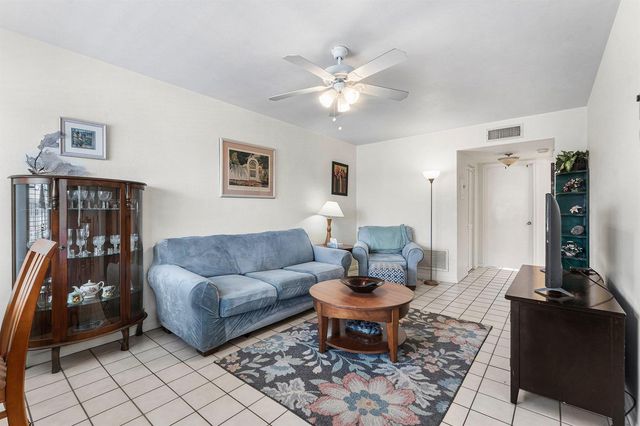3160 LAKE OSBORNE Drive Bldg 6 Unit 206, Lake Worth Beach, FL 33461