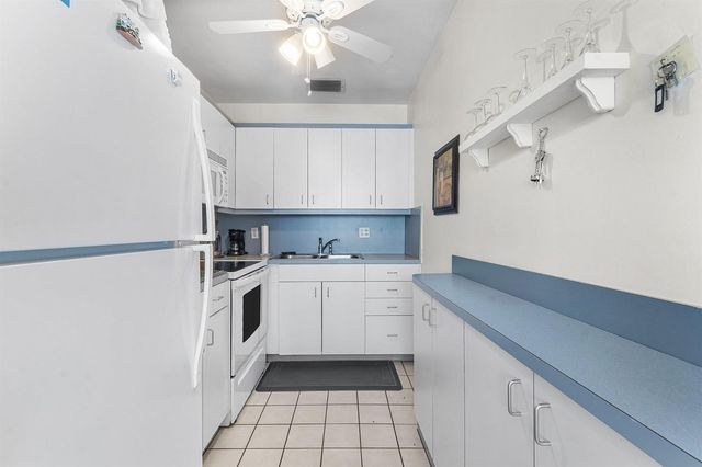 3160 LAKE OSBORNE Drive Bldg 6 Unit 206, Lake Worth Beach, FL 33461