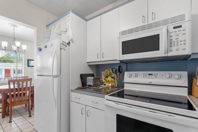 3160 LAKE OSBORNE Drive Bldg 6 Unit 206, Lake Worth Beach, FL 33461