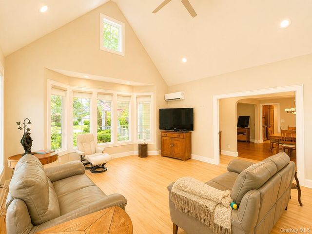 15 Anita Place, Farmingdale, NY 11735