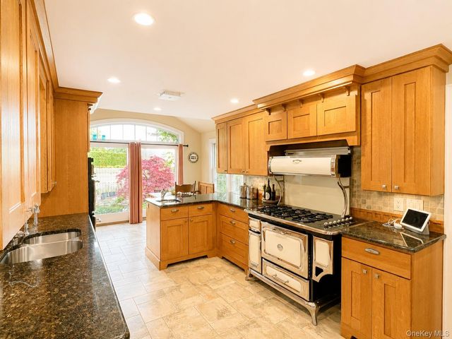 15 Anita Place, Farmingdale, NY 11735
