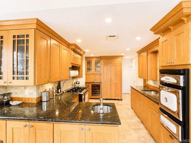15 Anita Place, Farmingdale, NY 11735