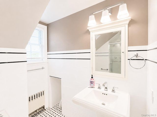15 Anita Place, Farmingdale, NY 11735