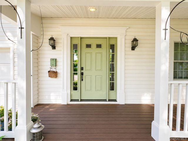 15 Anita Place, Farmingdale, NY 11735