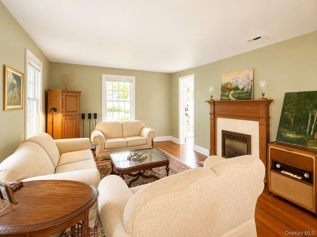 15 Anita Place, Farmingdale, NY 11735