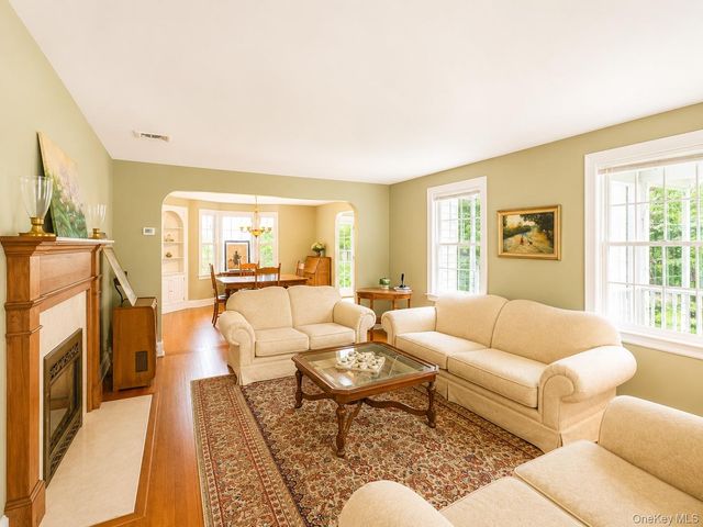 15 Anita Place, Farmingdale, NY 11735