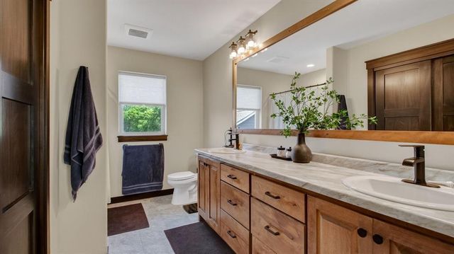 4020 John Hart Place, Eau Claire, WI 54703