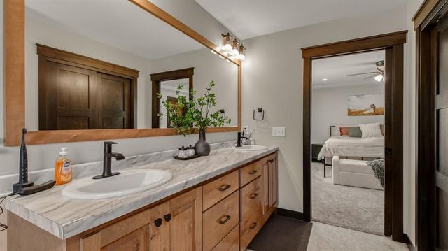 4020 John Hart Place, Eau Claire, WI 54703