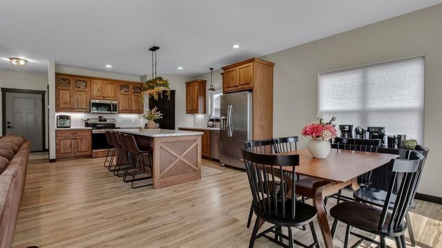 4020 John Hart Place, Eau Claire, WI 54703