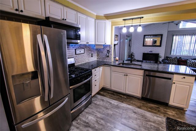 32792 Ridgefield Avenue, Warren, MI 48088