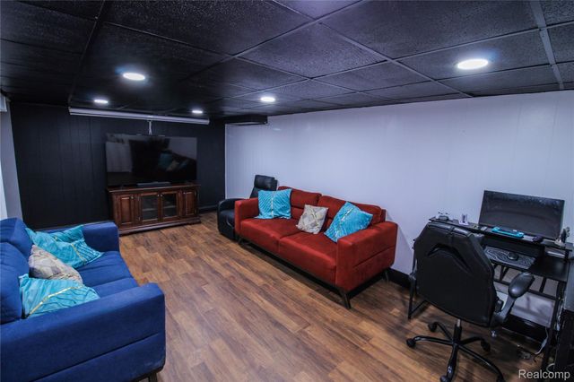 32792 Ridgefield Avenue, Warren, MI 48088