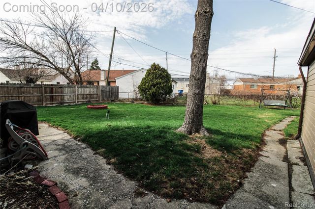 32792 Ridgefield Avenue, Warren, MI 48088