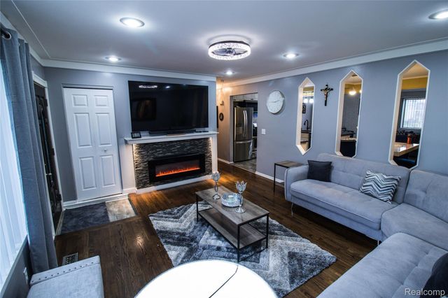 32792 Ridgefield Avenue, Warren, MI 48088