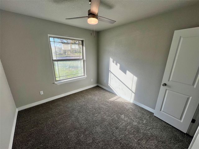 1031 S Anderson Street, Angleton, TX 77515