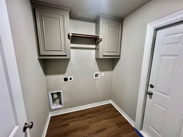 1031 S Anderson Street, Angleton, TX 77515