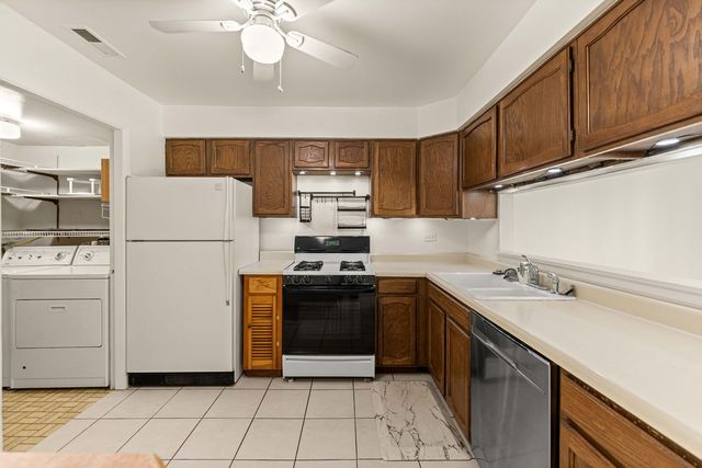 8245 Poplar Lane 5B, Palos Hills, IL 60465