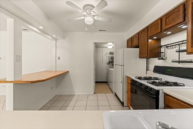 8245 Poplar Lane 5B, Palos Hills, IL 60465