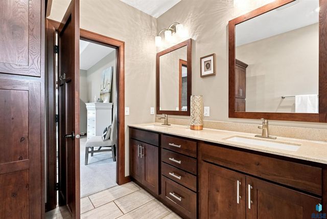 9509 W Kingfisher Dr Drive, Sioux Falls, SD 57107