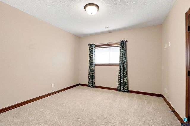 9509 W Kingfisher Dr Drive, Sioux Falls, SD 57107