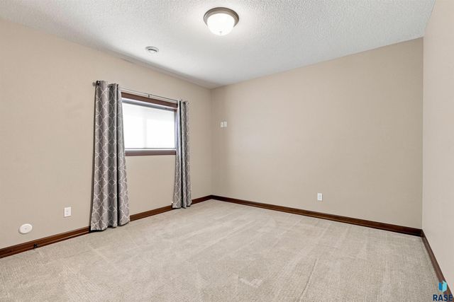 9509 W Kingfisher Dr Drive, Sioux Falls, SD 57107