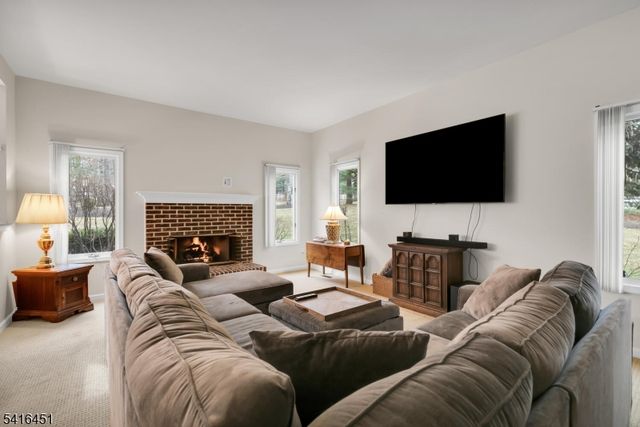 1 Vanderveer Dr, Bernards Twp., NJ 07920